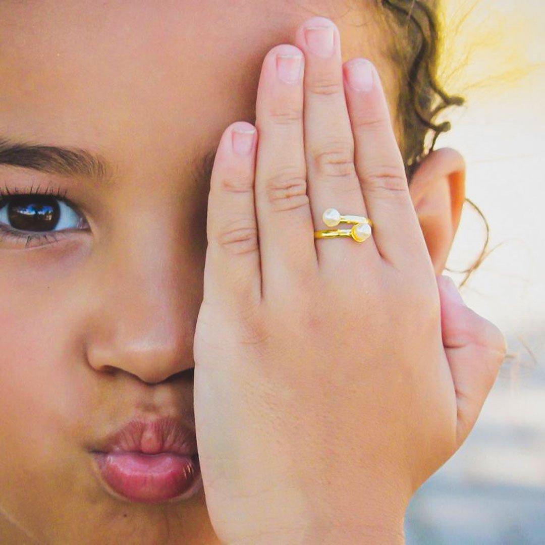 ANEL INFANTIL DE REGULAGEM COM PÉROLAS - BANHADO À OURO
