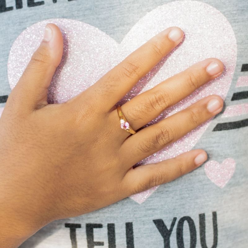 ANEL INFANTIL COM PEDRINHA ROSA BANHADO À OURO