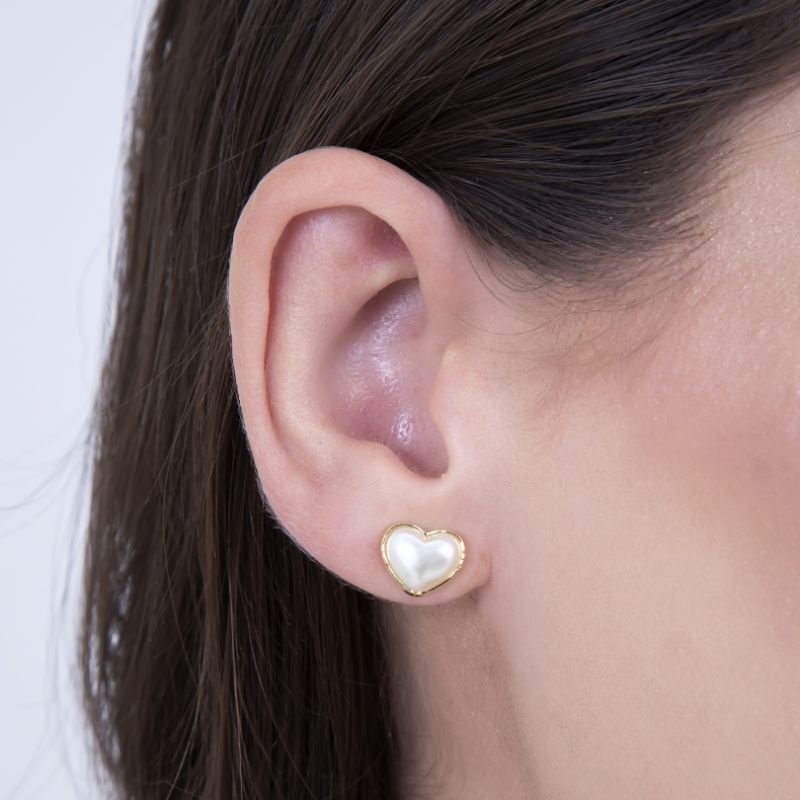 BRINCO CORAÇÃO PÉROLA COM BASE E BORDA BANHADO EM OURO