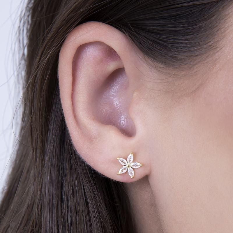 BRINCO FLOR NAVETE CRAVEJADO BANHADO EM OURO