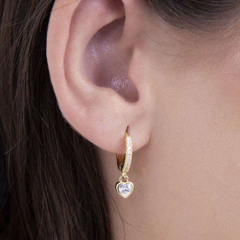 BRINCO ARGOLA CRAVEJADO COM CORAÇÃO EM ZIRCONIA BANHADO A OURO