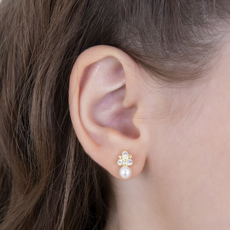 BRINCO INFANTIL FLORZINHA CRAVEJADA EM ZIRCÔNIA COM PÉROLA BANHADO A OURO