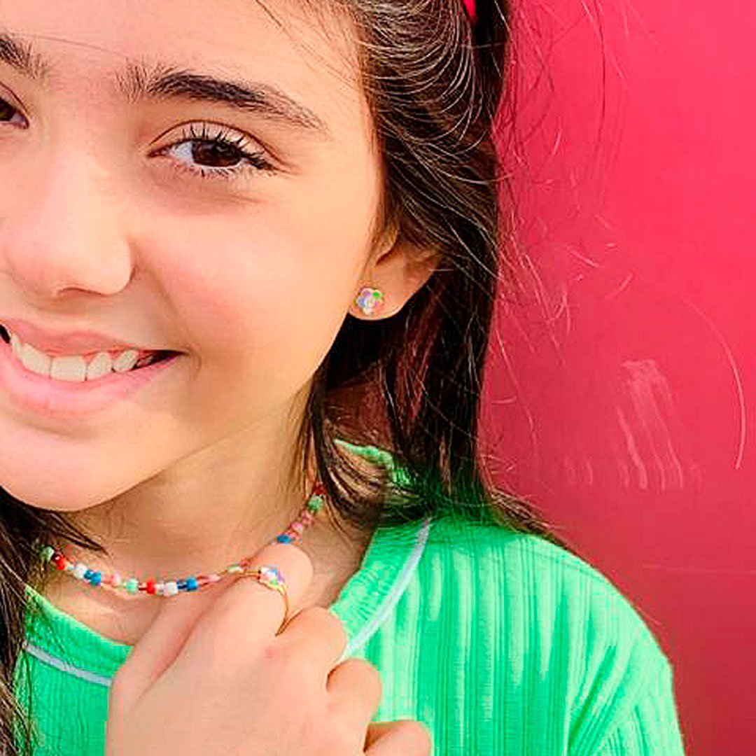 BRINCO INFANTIL FLOR FELIZ RESINADA BANHADO A OURO