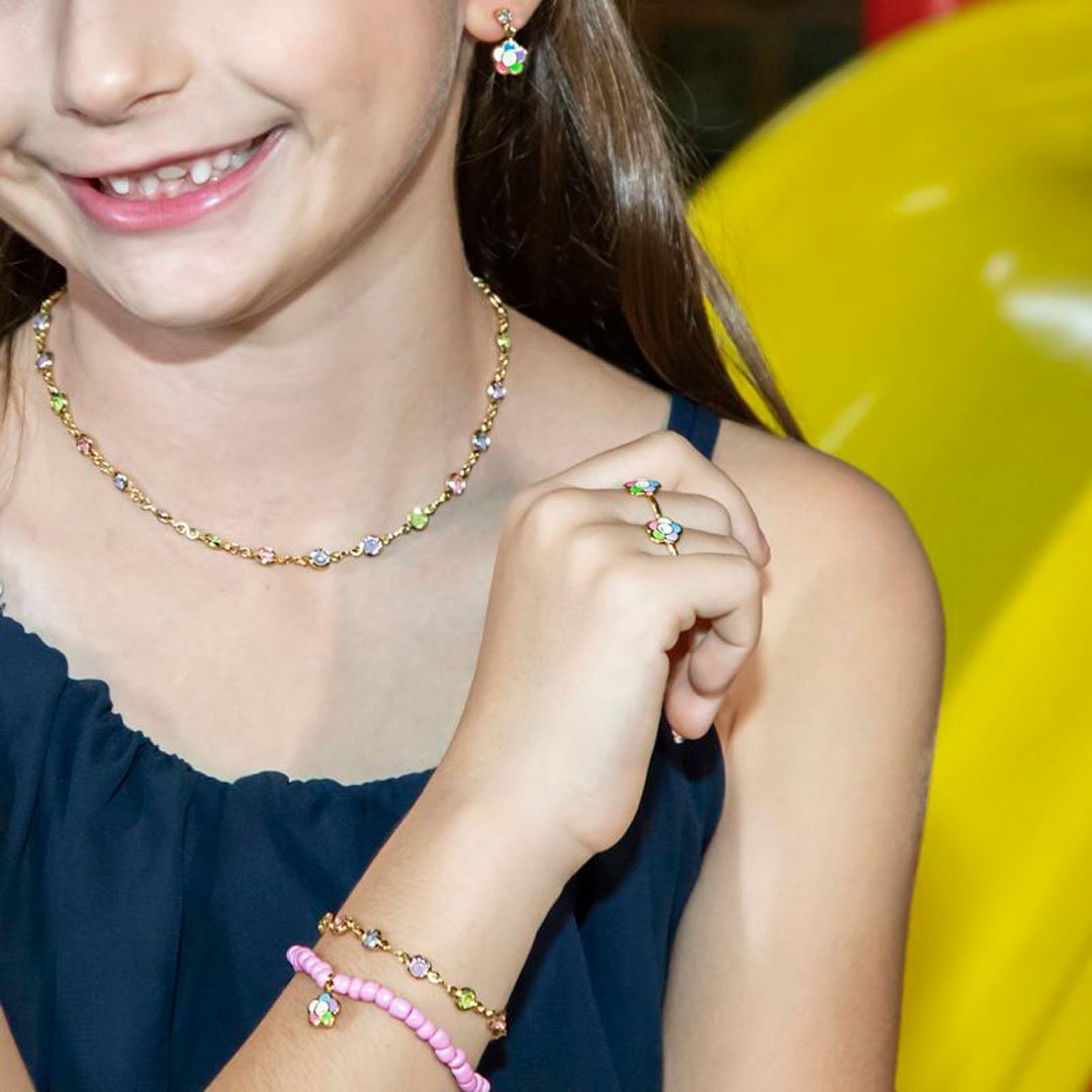 BRINCO INFANTIL COM PINGENTE DE FLOR FELIZ RESINADA BANHADO A OURO