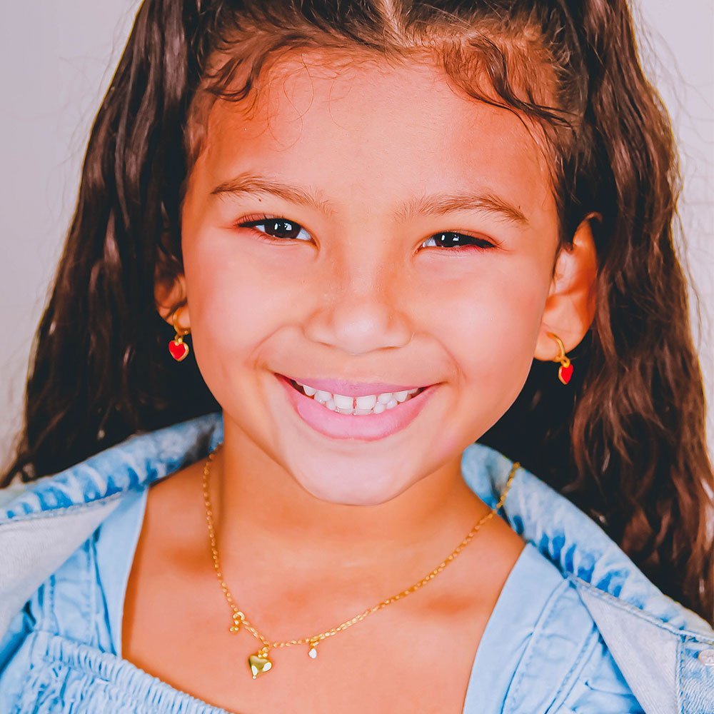 BRINCO ARGOLINHA CORAÇÃO RESINADO COM GLITTER