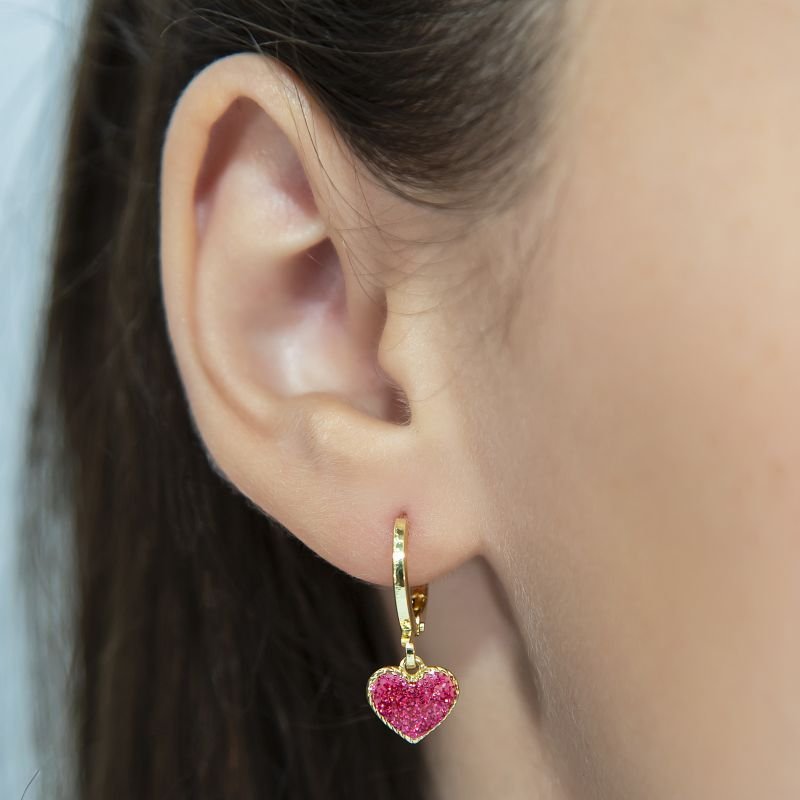 BRINCO ARGOLINHA CORAÇÃO RESINADO COM GLITTER