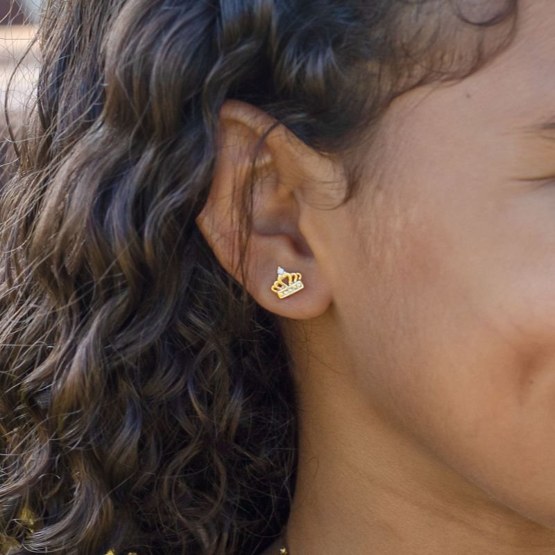 BRINCO INFANTIL COROA CRAVEJADO COM ZIRCÔNIA BANHADO EM OURO