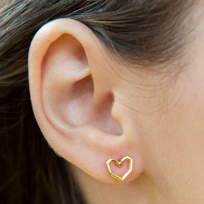 BRINCO CORAÇÃO GEOMÉTRICO VAZADO- BANHADO A OURO