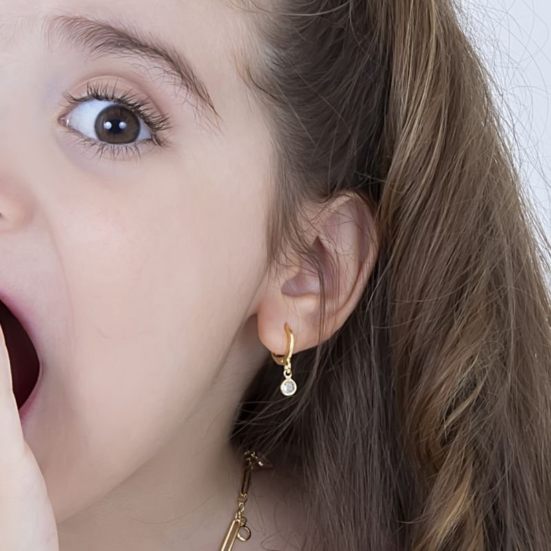 BRINCO INFANTIL ARGOLINHA COM PEDRA 4MM EM ZIRCÔNIA BANHADA EM OURO