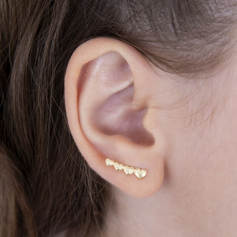 BRINCO INFANTIL EARCUFF DE CORAÇÕES BANHADO EM OURO