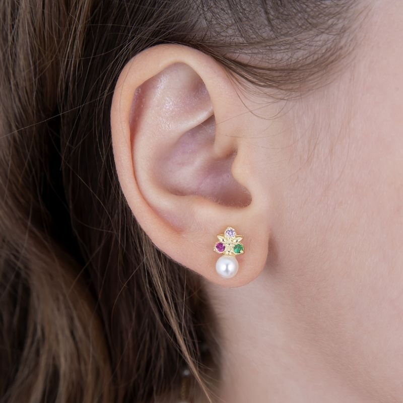 BRINCO INFANTIL FLORZINHA CRAVEJADA EM ZIRCÔNIA COM PÉROLA BANHADO A OURO