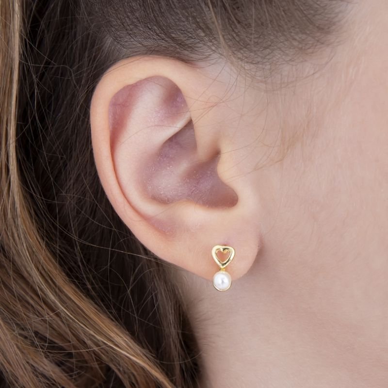 BRINCO INFANTIL CORAÇÃO COM PÉROLA BANHADO EM OURO