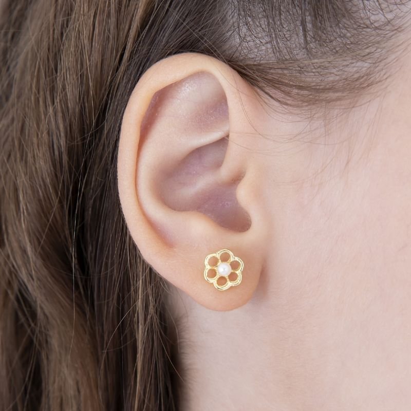 BRINCO INFANTIL FLORZINHA VAZADA COM PÉROLA BANHADO EM OURO