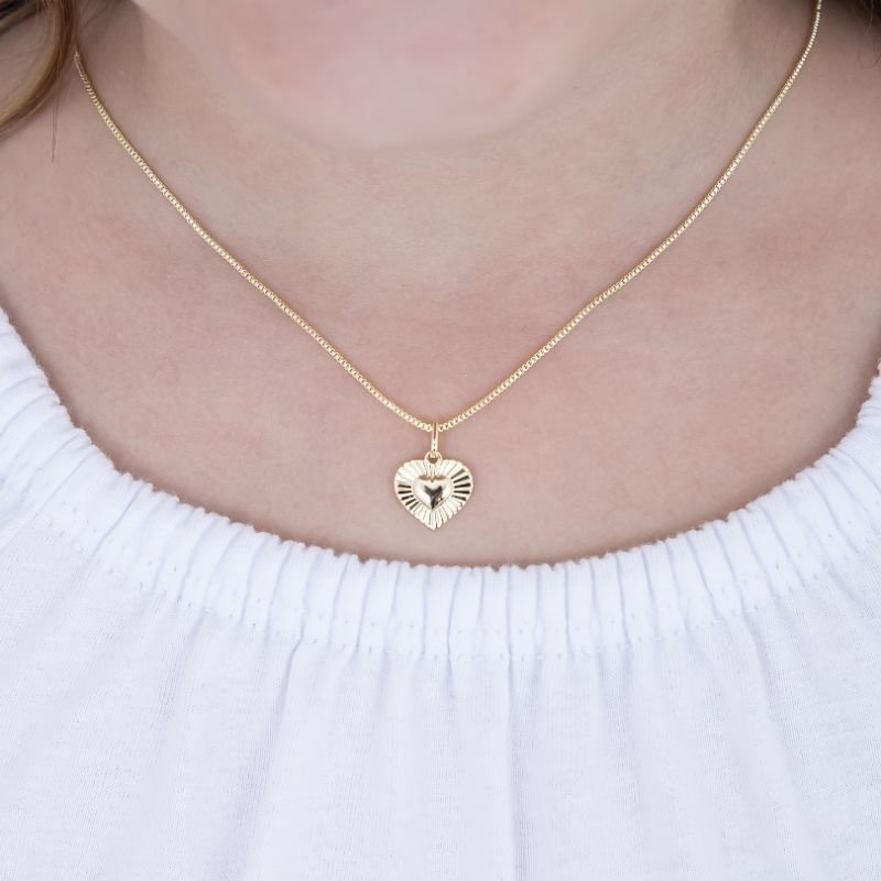 COLAR INFANTIL CORAÇÃO CENTRO ALTO RELEVO BANHADO EM OURO