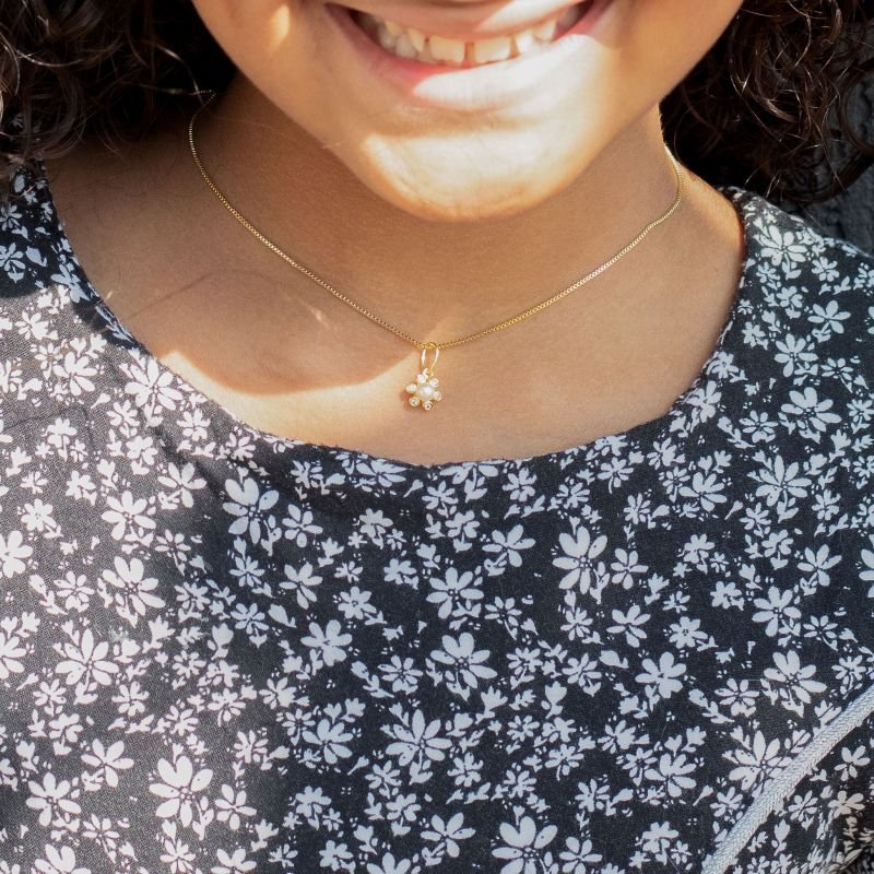 COLAR INFANTIL FLOR CRAVEJADA E COM PÉROLA BANHADO EM OURO