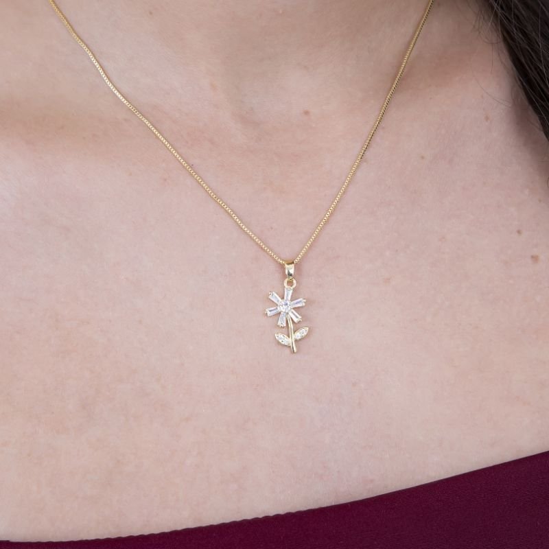 COLAR FLOR BAGUETE CRAVEJADO BANHADO EM OURO