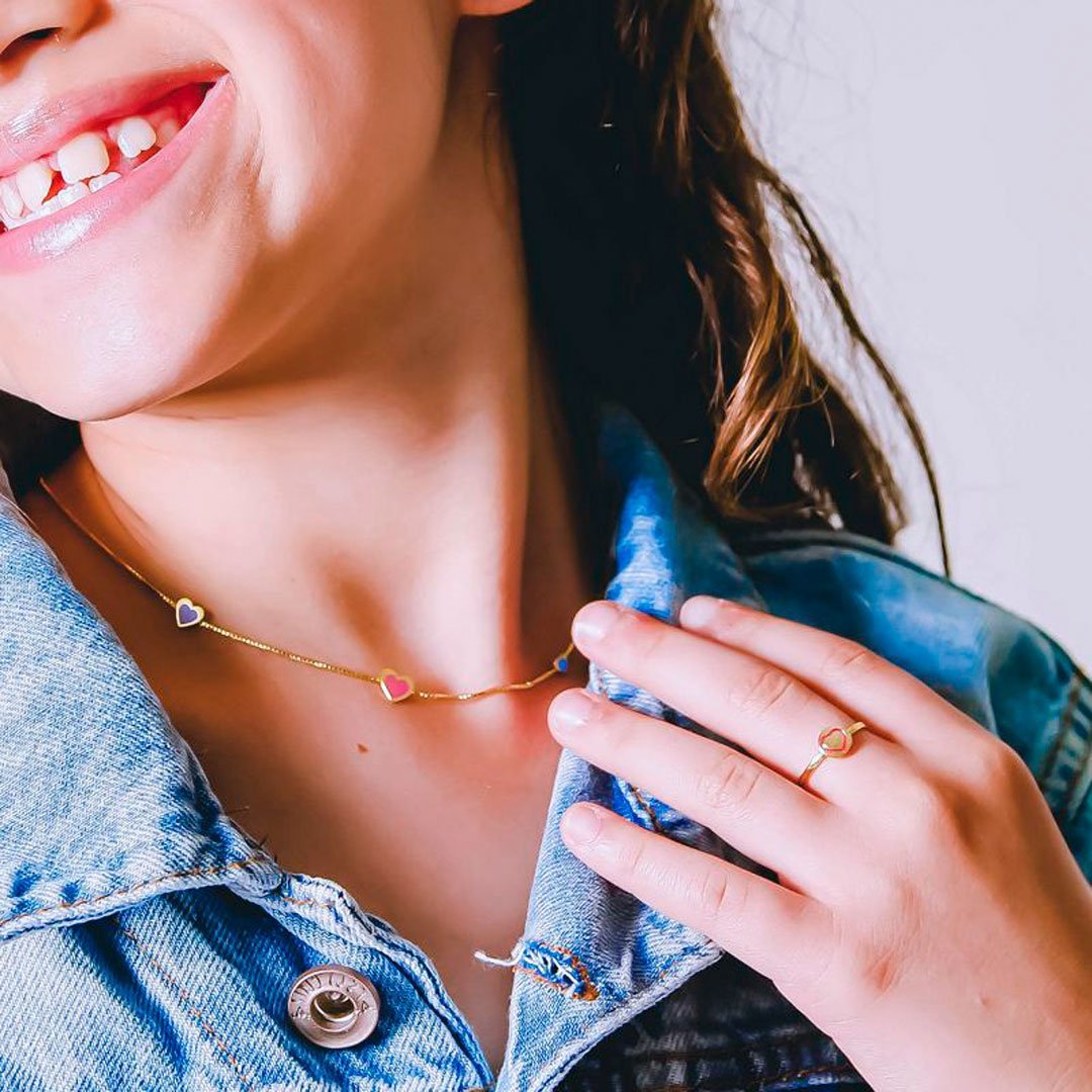 BRINCO E COLAR DE CORAÇÕES RESINADOS