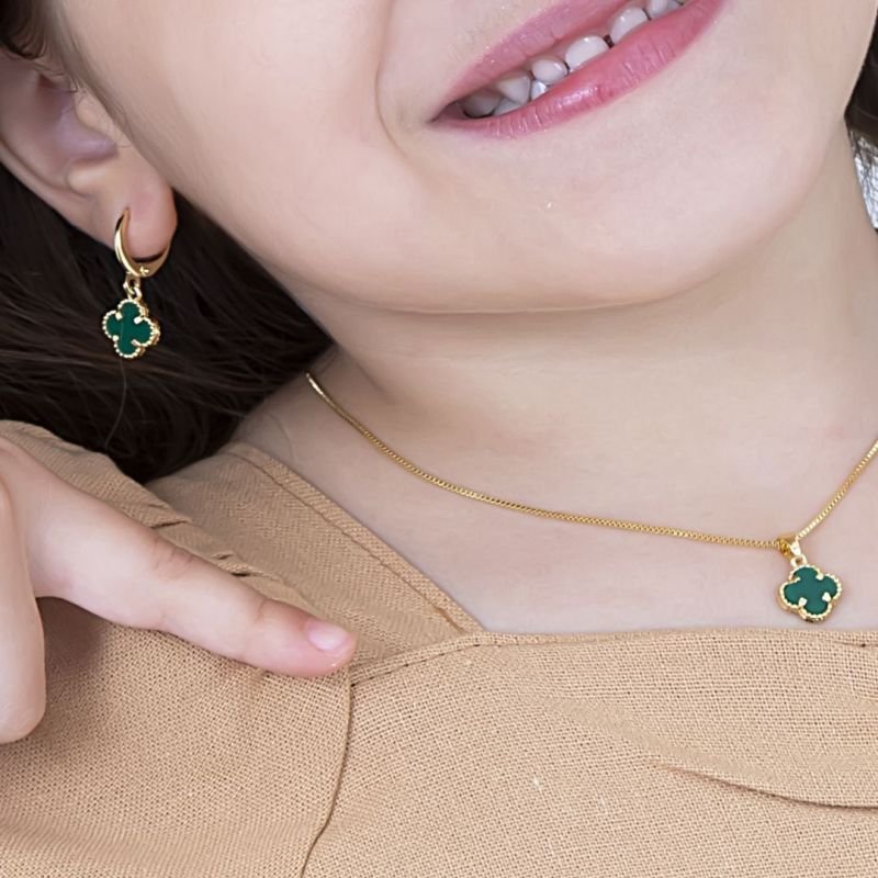 CONJUNTO INFANTIL BRINCO E COLAR TREVO BANHADO EM OURO