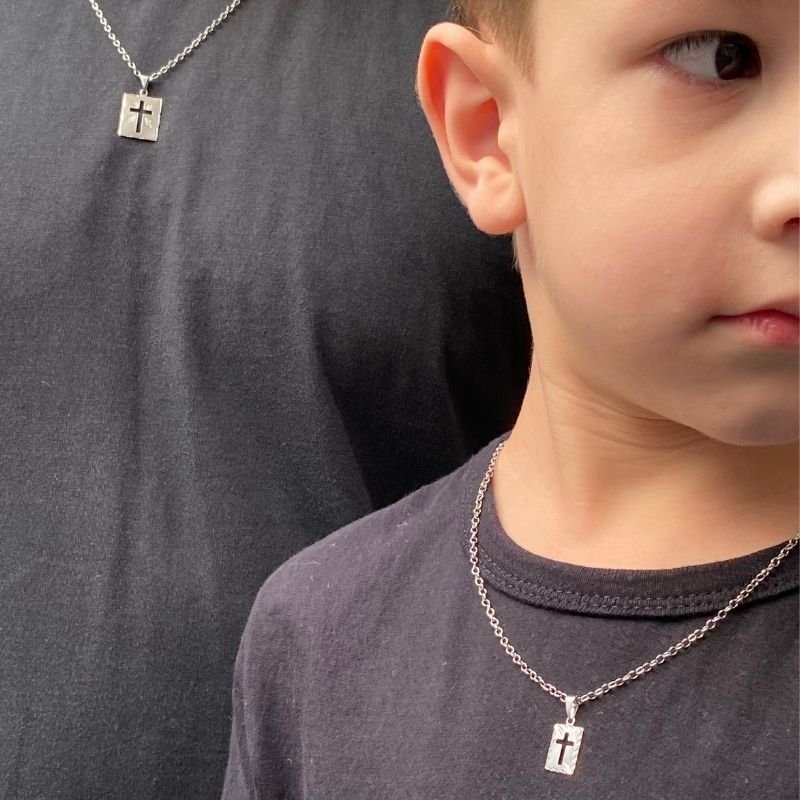 CONJUNTO DE CORRENTES PAI E FILHO PLAQUINHA CRUCIFIXO EM AÇO INOX
