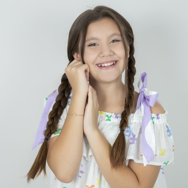 PULSEIRA INFANTIL DE BOLINHAS E UMA COROA DOURADA NO CENTRO