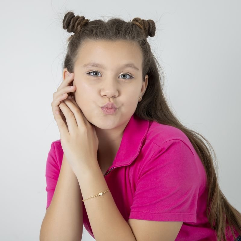 PULSEIRA INFANTIL DE BOLINHAS E UM CORAÇÃO DOURADO NO CENTRO