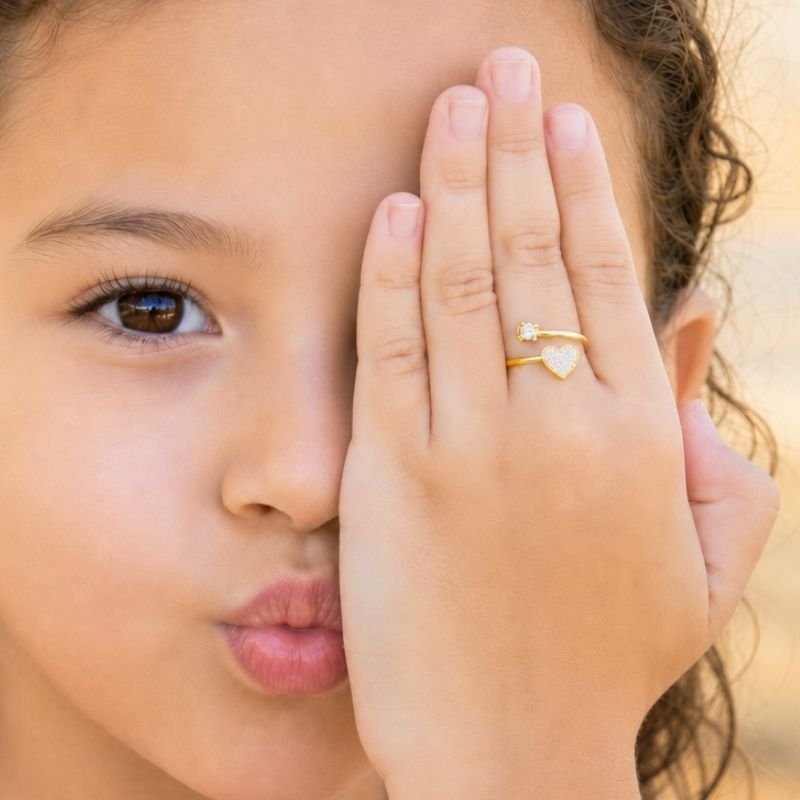 ANEL INFANTIL REGULÁVEL CORAÇÃO RESINADO COM GLITTER BANHADO EM OURO