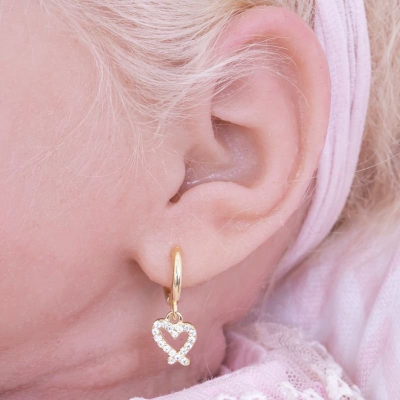 BRINCO BEBÊ ARGOLINHA CORAÇÃO CRAVEJADO EM ZIRCÔNIA BANHADO EM OURO