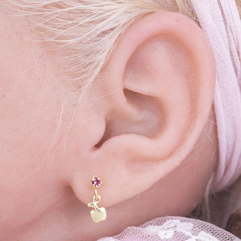 BRINCO BEBÊ BASE DE PEDRINHA COM MAÇÃZINHA BANHADO EM OURO