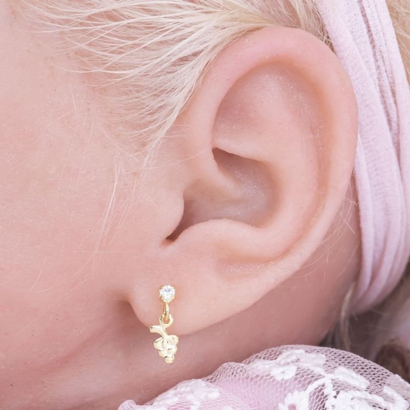 BRINCO BEBÊ BASE DE PEDRINHA COM UVINHA BANHADO EM OURO