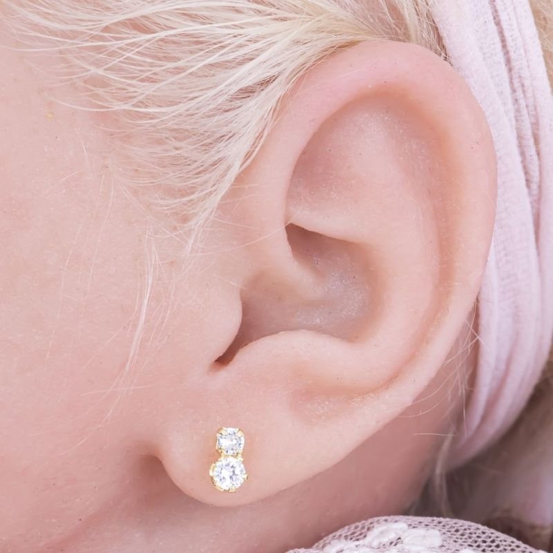 BRINCO BEBÊ DUAS PEDRINHAS CRAVEJADAS BANHADO EM OURO