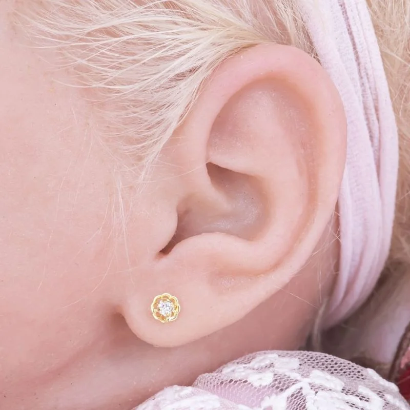 BRINCO BEBÊ FLORZINHA COM MIOLO DE PEDRINHA BANHADO EM OURO