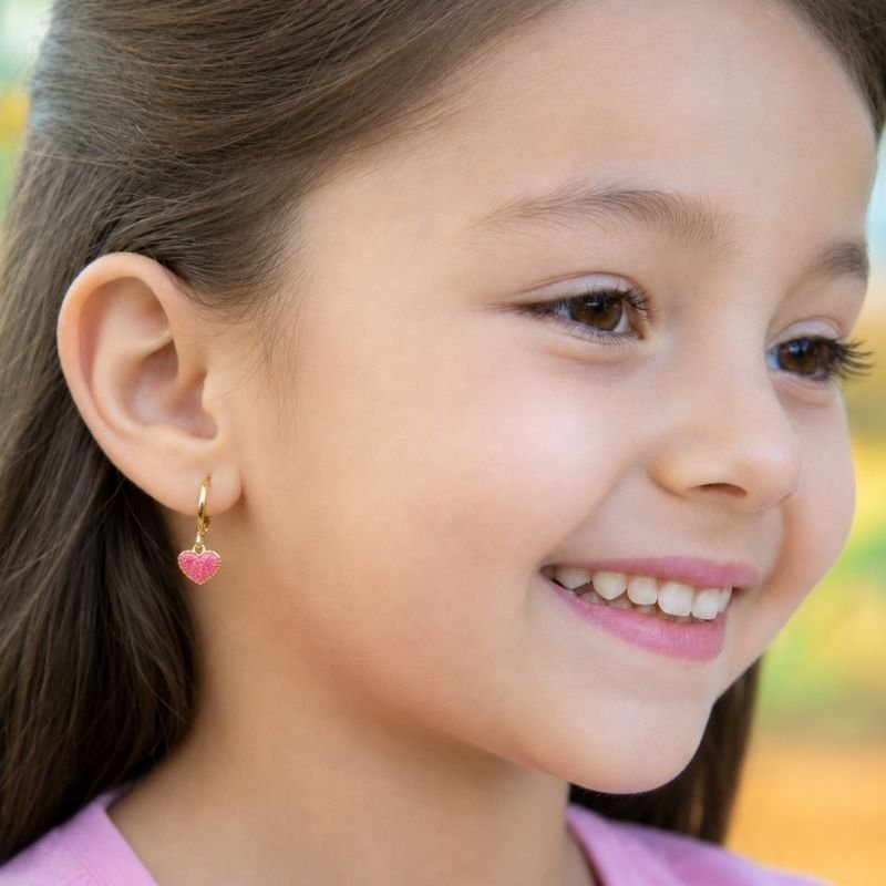 BRINCO INFANTIL ARGOLINHA COM CORAÇÃO RESINADO E GLITTER BANHADO EM OURO