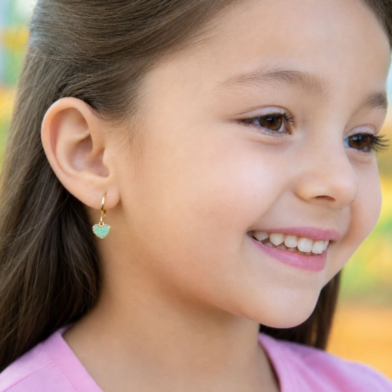 BRINCO INFANTIL ARGOLINHA COM CORAÇÃO RESINADO E GLITTER BANHADO EM OURO