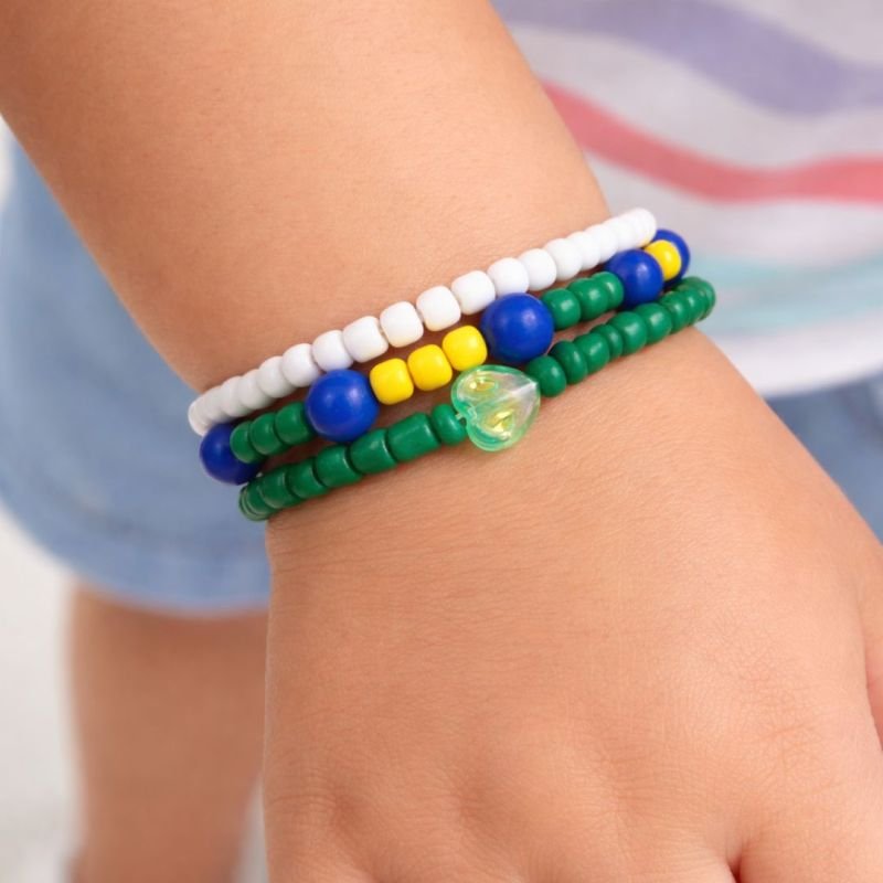 CONJUNTO INFANTIL COPA BRASIL – TRIO DE PULSEIRAS E DUAS PRESILHAS DE CABELO