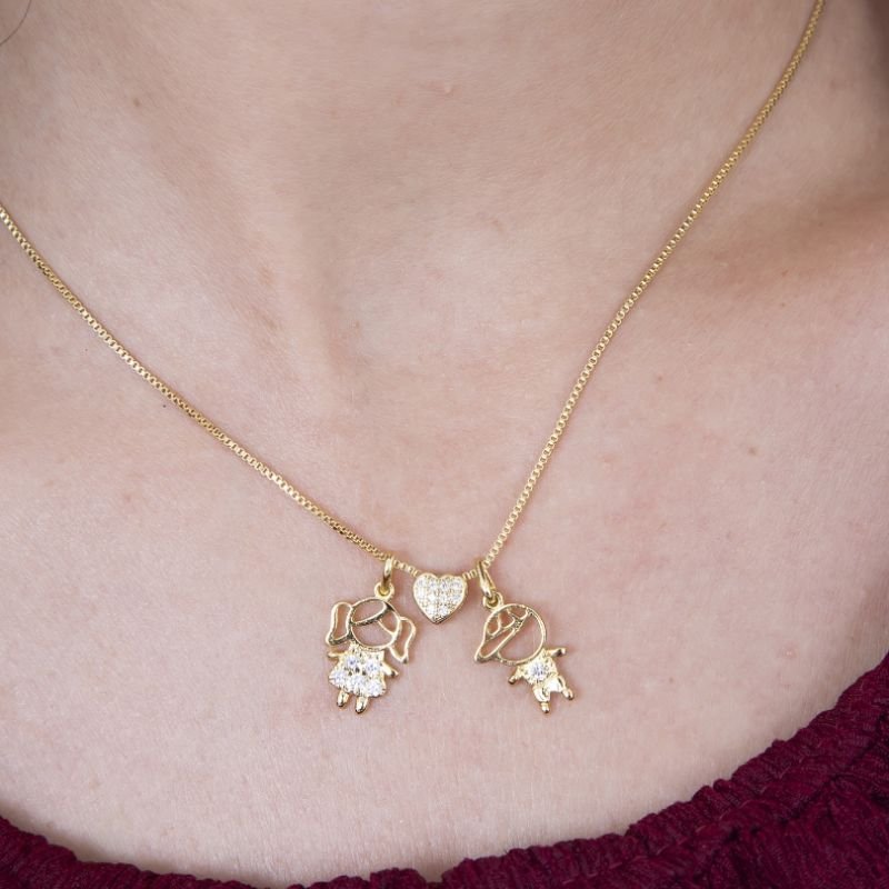 PINGENTE MENINA CRAVEJADO COM ZIRCONIA BANHADO EM OURO