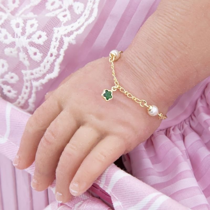 PULSEIRA BEBÊ PÉROLA COM FLORZINHA BANHADO EM OURO
